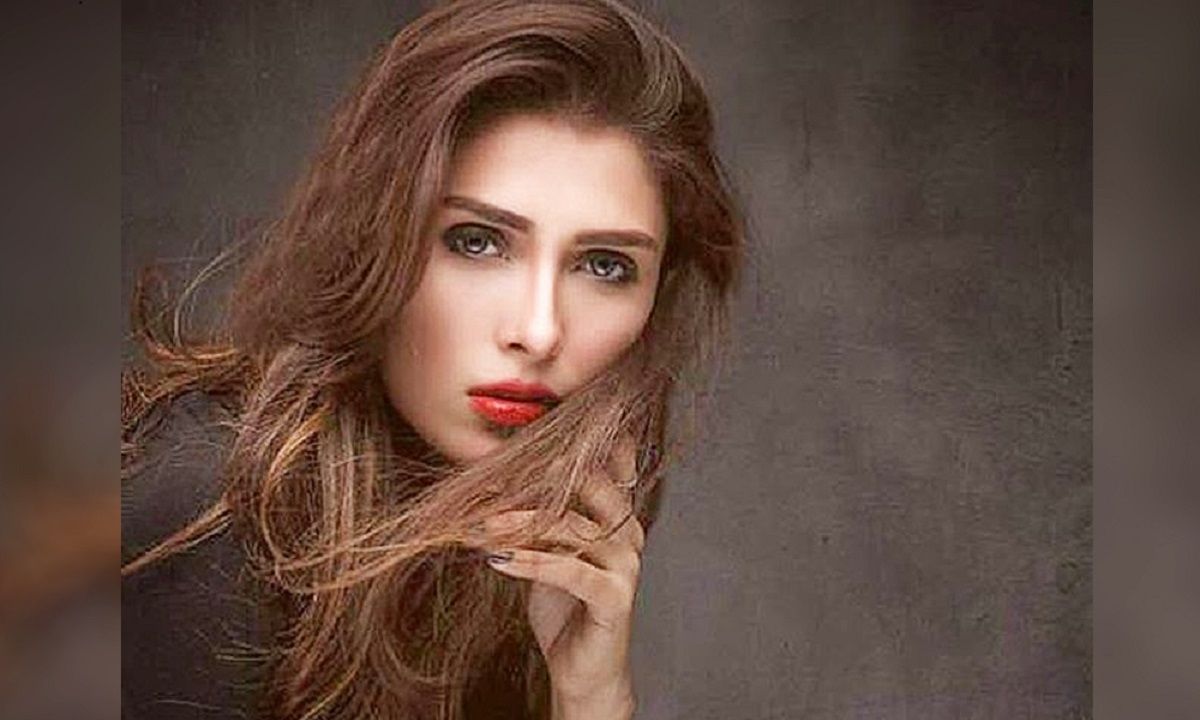 Ayeza Khan Opens Up About Her Controversial Character In Meray Paas Tum ...